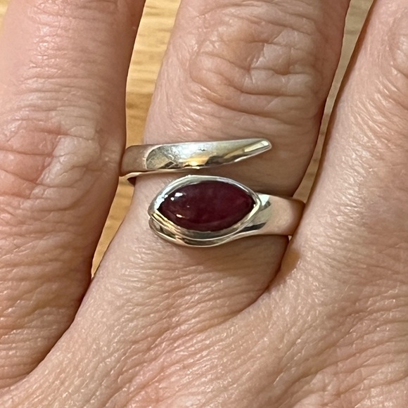 925 Solid Sterling Silver Bypass Style Garnet Gemstone Ring Size 7.75 - Picture 3 of 7